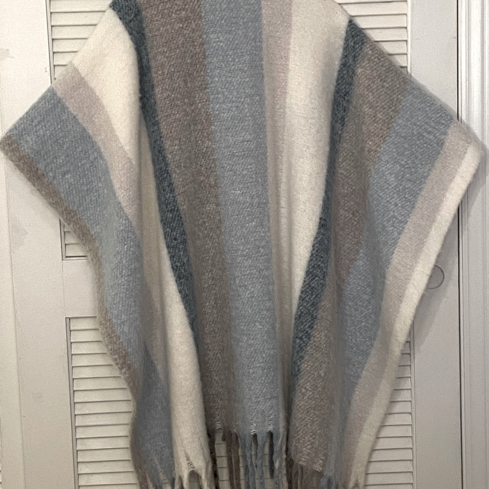 NWT Lauren Conrad Poncho Shawl Women One Size - Picture 2 of 9